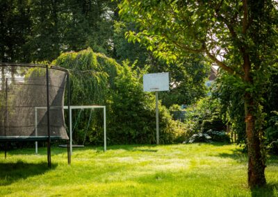 Have med trampolin og basketkurv på HabitusHuset Kobberøvej.